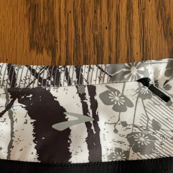 New without tags Brooks running skirt - Picture 3 of 5